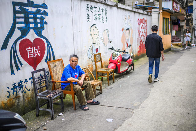 街道  板条箱（木箱） 箱包 家居物品 庭院 杂货店 宿舍 垃圾箱 电动车 鞋 箱子 瓦屋顶 室外 自行车 汽车 垃圾车