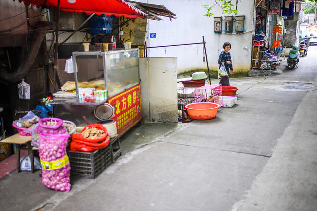 街道  板条箱（木箱） 箱包 家居物品 庭院 杂货店 宿舍 垃圾箱 电动车 鞋 箱子 瓦屋顶 室外 自行车 汽车 垃圾车