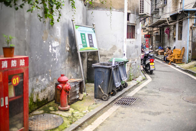 街道  衣物 桶 街景 室外 宿舍 汽车 箱包 垃圾箱 尖桩篱栅 号码锁 工地
