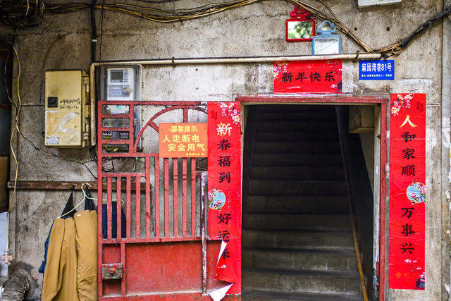 街道  板条箱（木箱） 箱包 家居物品 庭院 杂货店 宿舍 垃圾箱 电动车 鞋 箱子 瓦屋顶 室外 自行车 汽车 垃圾车