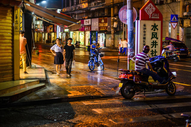 杂货店 电动车 雨伞 自行车 街道 狗 箱包 美女 桶 甜食 烟草店