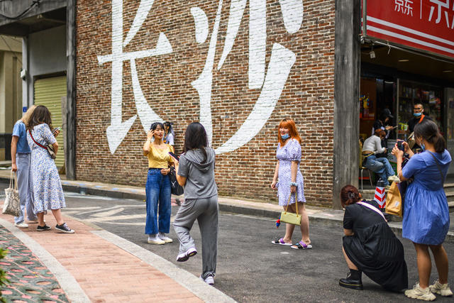 演出 美女 街道 街景 衣物 其他 饰品 建筑 室外 杂货店
