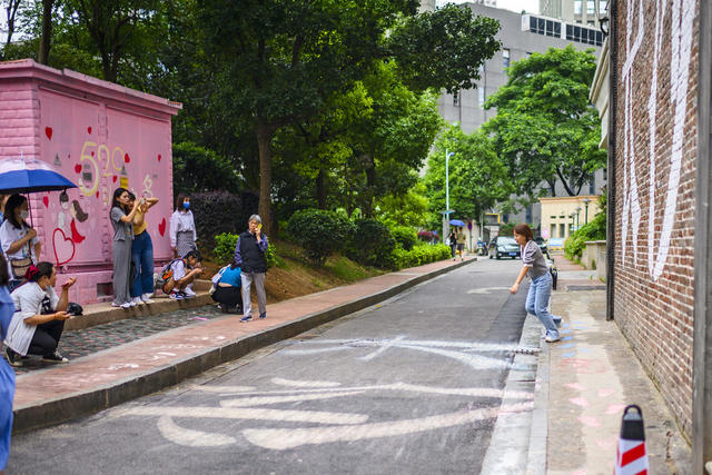 演出 美女 街道 街景 衣物 其他 饰品 建筑 室外 杂货店