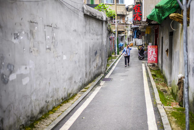 街道  衣物 桶 街景 室外 宿舍 汽车 箱包 垃圾箱 尖桩篱栅 号码锁 工地