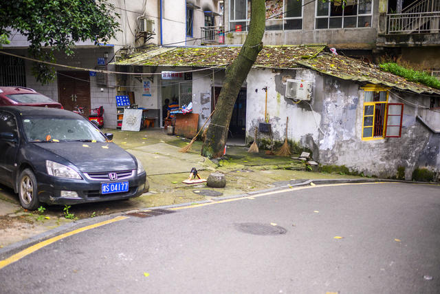 街道  衣物 桶 街景 室外 宿舍 汽车 箱包 垃圾箱 尖桩篱栅 号码锁 工地