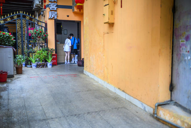 街道  板条箱（木箱） 箱包 家居物品 庭院 杂货店 宿舍 垃圾箱 电动车 鞋 箱子 瓦屋顶 室外 自行车 汽车 垃圾车