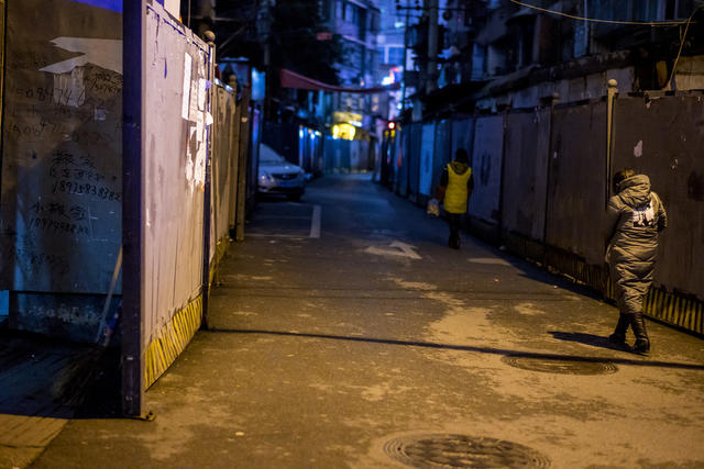 街道    电动车   箱包 街景 垃圾箱 杂货店 石头墙 室外 工地 铲子 庭院 汽车 自行车