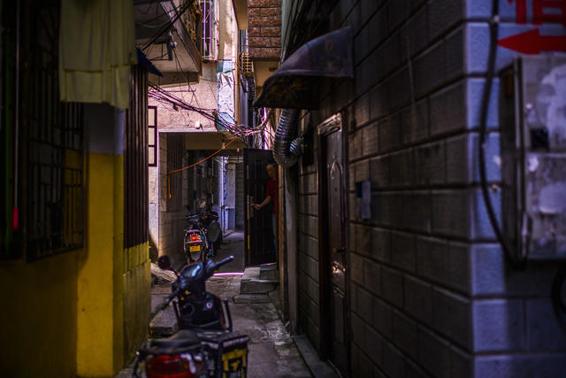 街道  箱包 街景 电动车 理发店 大厦 美女 衣物 其他