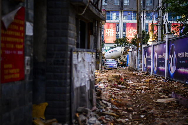 街道    电动车   箱包 街景 垃圾箱 杂货店 石头墙 室外 工地 铲子 庭院 汽车 自行车