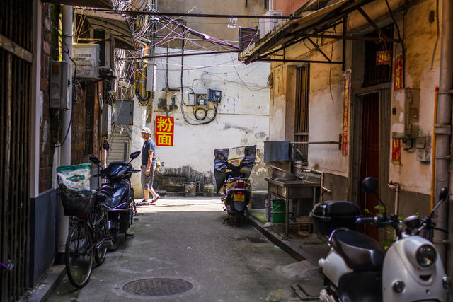 街道  箱包 街景 电动车 理发店 大厦 美女 衣物 其他