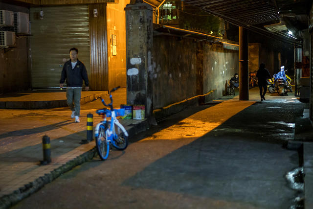杂货店 电动车 雨伞 自行车 街道 狗 箱包 美女 桶 甜食 烟草店