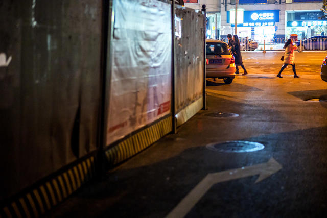 街道    电动车   箱包 街景 垃圾箱 杂货店 石头墙 室外 工地 铲子 庭院 汽车 自行车
