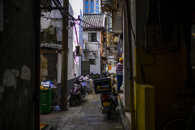 街道  箱包 街景 电动车 理发店 大厦 美女 衣物 其他