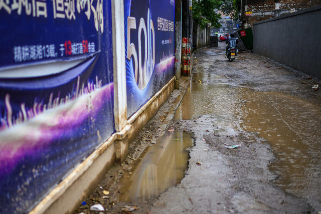街道    电动车   箱包 街景 垃圾箱 杂货店 石头墙 室外 工地 铲子 庭院 汽车 自行车
