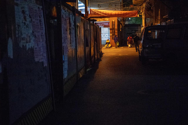 街道    电动车   箱包 街景 垃圾箱 杂货店 石头墙 室外 工地 铲子 庭院 汽车 自行车