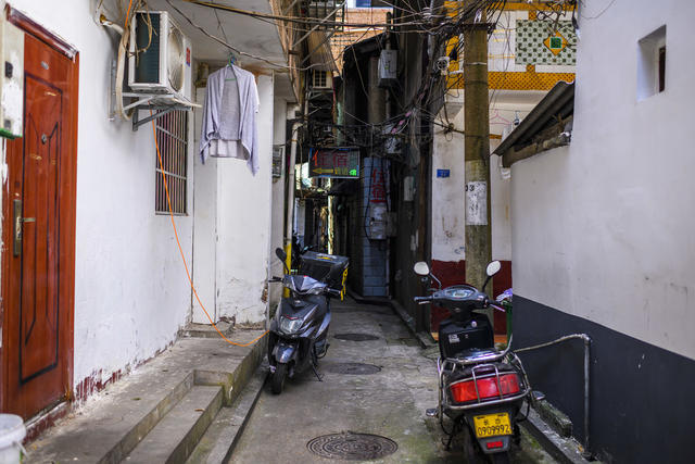 街道  箱包 街景 电动车 理发店 大厦 美女 衣物 其他