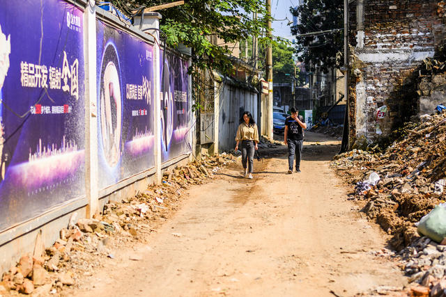 街道    电动车   箱包 街景 垃圾箱 杂货店 石头墙 室外 工地 铲子 庭院 汽车 自行车