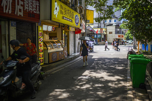 杂货店 电动车 雨伞 自行车 街道 狗 箱包 美女 桶 甜食 烟草店