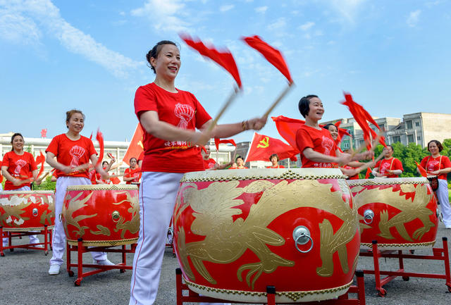 欢庆 鼓 打鼓  庆祝  群众  文艺  文化  建党100周年
