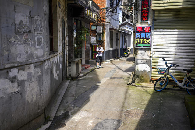 街道  箱包 街景 电动车 理发店 大厦 美女 衣物 其他