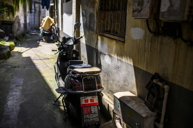街道  箱包 街景 电动车 理发店 大厦 美女 衣物 其他