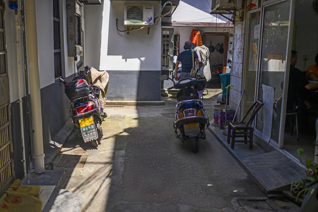 街道  箱包 街景 电动车 理发店 大厦 美女 衣物 其他
