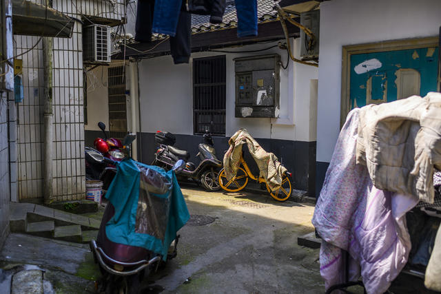 街道  箱包 街景 电动车 理发店 大厦 美女 衣物 其他