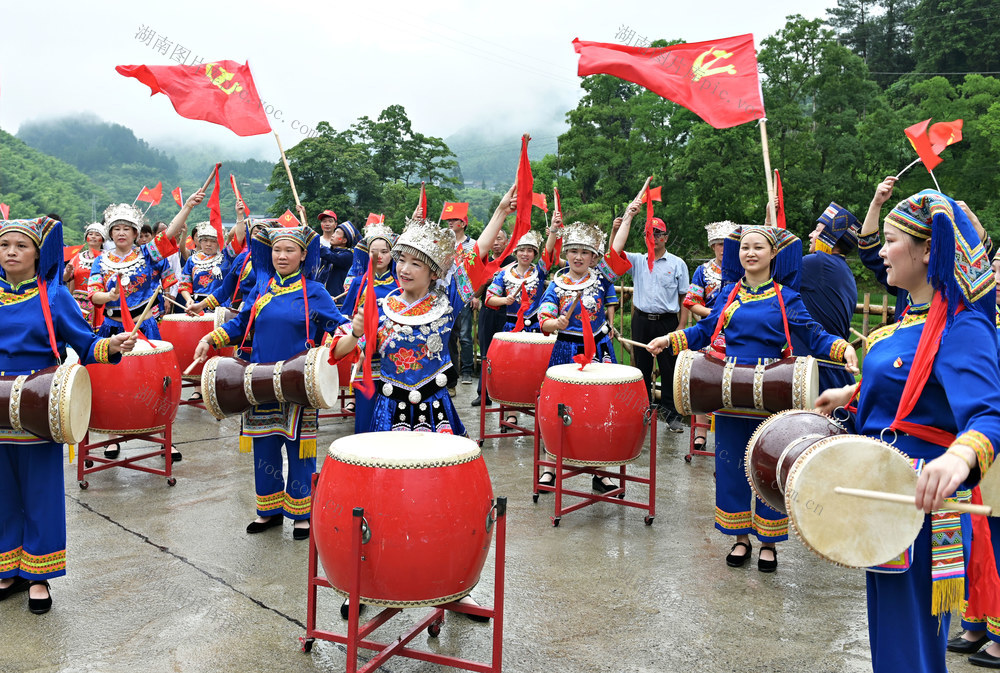 鼓 文化  欢庆  庆祝  建党100周年  农村  少数民族  瑶族