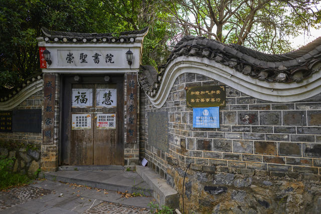 铜牌匾 城堡 街景 寺庙 建筑 街道 家居物品 餐厅 祭坛 杂货店 室内 指示牌 拱顶 庭院 石头墙 田地