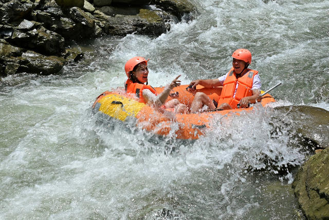漂流  旅游  乡下游  河  水  休闲  避暑   夏日  农村  高温天气 瑶族