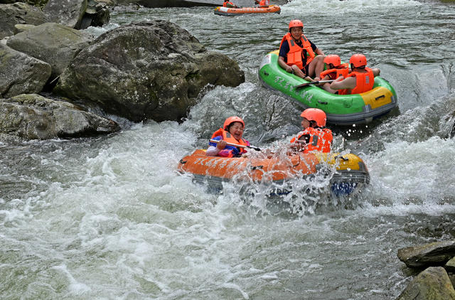漂流  旅游  乡下游  河  水  休闲  避暑   夏日  农村  高温天气 瑶族