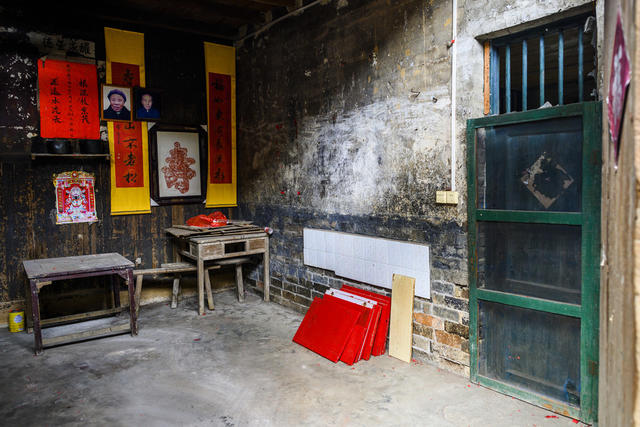 铜牌匾 城堡 街景 寺庙 建筑 街道 家居物品 餐厅 祭坛 杂货店 室内 指示牌 拱顶 庭院 石头墙 田地