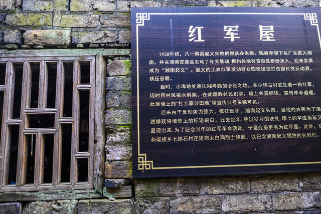铜牌匾 城堡 街景 寺庙 建筑 街道 家居物品 餐厅 祭坛 杂货店 室内 指示牌 拱顶 庭院 石头墙 田地