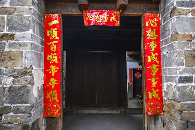 街道  街景 茅草屋 桶 谷仓 建筑 天空 石头墙 城堡 尖桩篱栅 室外 垃圾箱 拐杖 草地 植物