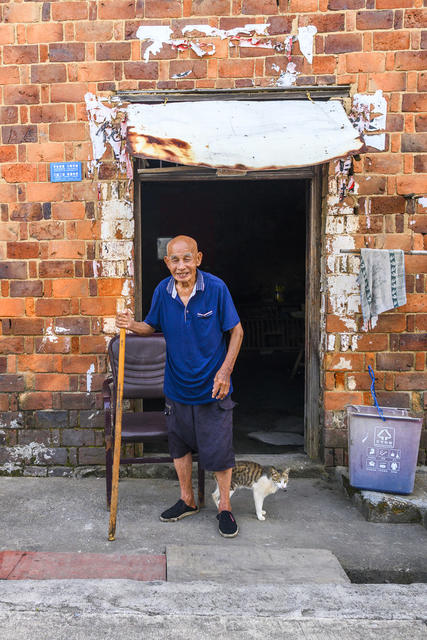 街道  街景 茅草屋 桶 谷仓 建筑 天空 石头墙 城堡 尖桩篱栅 室外 垃圾箱 拐杖 草地 植物