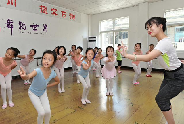 免费培训  文化  艺术  舞蹈  学生 儿童  公共文化 暑假  假期生活