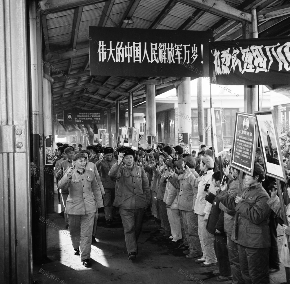  The masses of the reporting group at the railway station