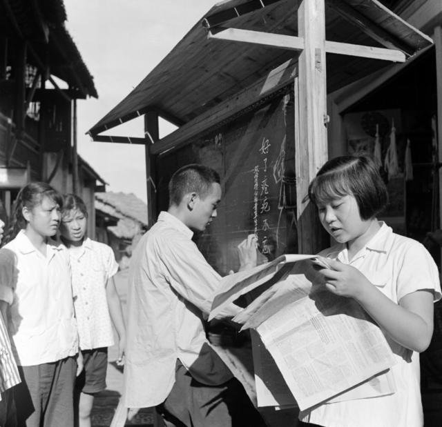  Students playing at the notice bar by the river