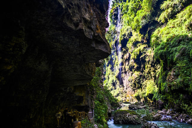 山谷 瀑布 树林 悬崖 植物 山峰 户外 小河 洞穴