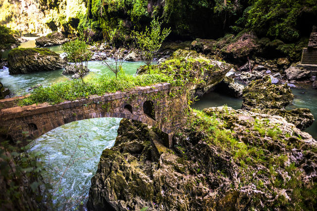 山谷 瀑布 树林 悬崖 植物 山峰 户外 小河 洞穴