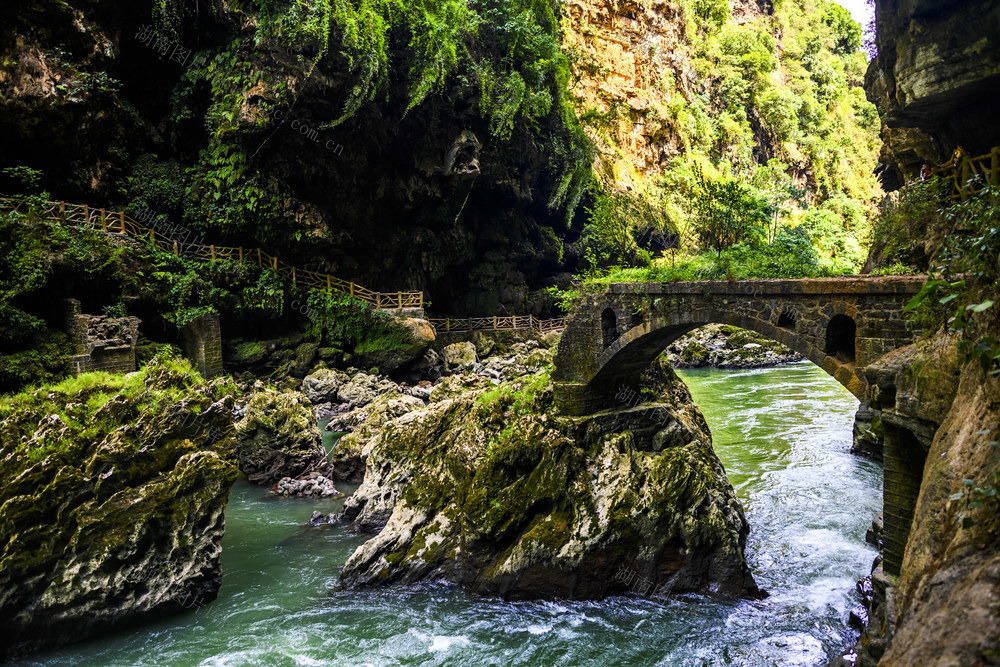 山谷 瀑布 树林 悬崖 植物 山峰 户外 小河 洞穴