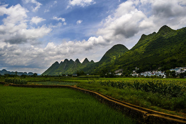 天空 户外 田地 山峰 山谷 小河 草地 日出 日落 石头墙 栅栏