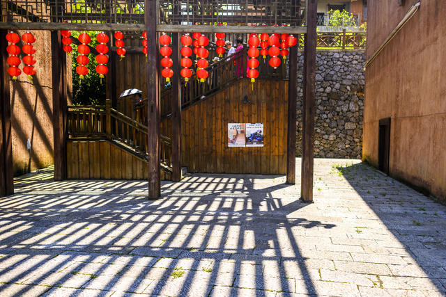 吊桥  街景 户外 田地 湖 建筑 庭院 家居物品 广场 瓦屋顶 茅草屋 马 天空 公路 美女 城堡