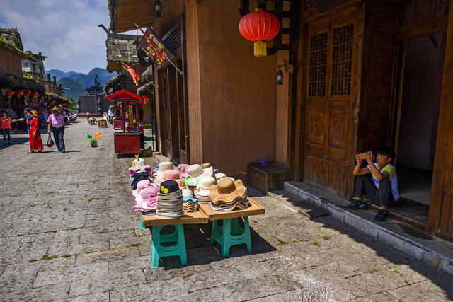 吊桥  街景 户外 田地 湖 建筑 庭院 家居物品 广场 瓦屋顶 茅草屋 马 天空 公路 美女 城堡
