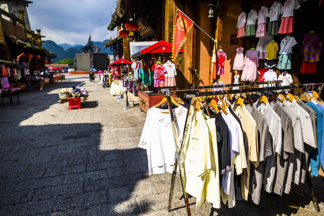吊桥  街景 户外 田地 湖 建筑 庭院 家居物品 广场 瓦屋顶 茅草屋 马 天空 公路 美女 城堡