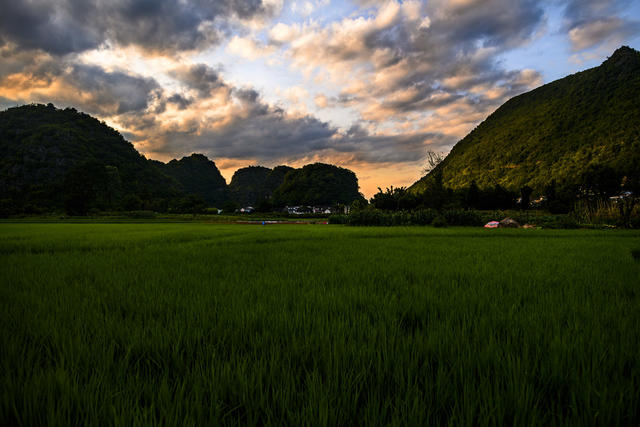 天空 户外 田地 山峰 山谷 小河 草地 日出 日落 石头墙 栅栏