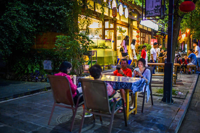 街景 建筑 广场 街道 杂货店 餐厅 商场 美女 饰品 室外 汽车