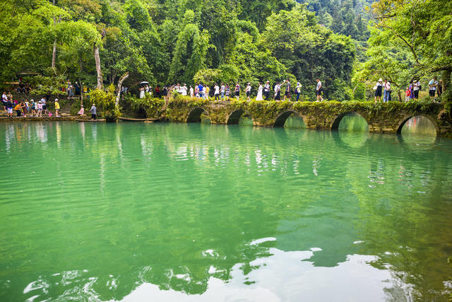 船 船桨 小河 湖 瀑布 树林 山谷 岩石 户外 游乐场 水坝 雨伞