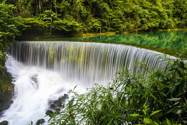 船 船桨 小河 湖 瀑布 树林 山谷 岩石 户外 游乐场 水坝 雨伞