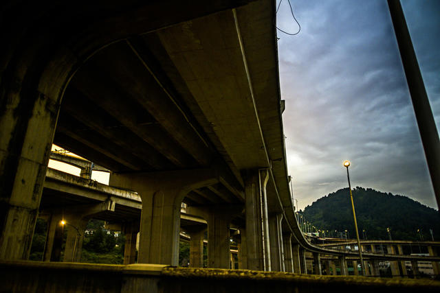 吊桥 天空  山峰 户外 指示牌 公路 山谷 悬崖 岩石 钢拱桥 日落 其他 旗杆 郊外高架桥 大厦 车内